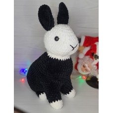 Интерьерный кролик черно-белого цвета символ 2023 г